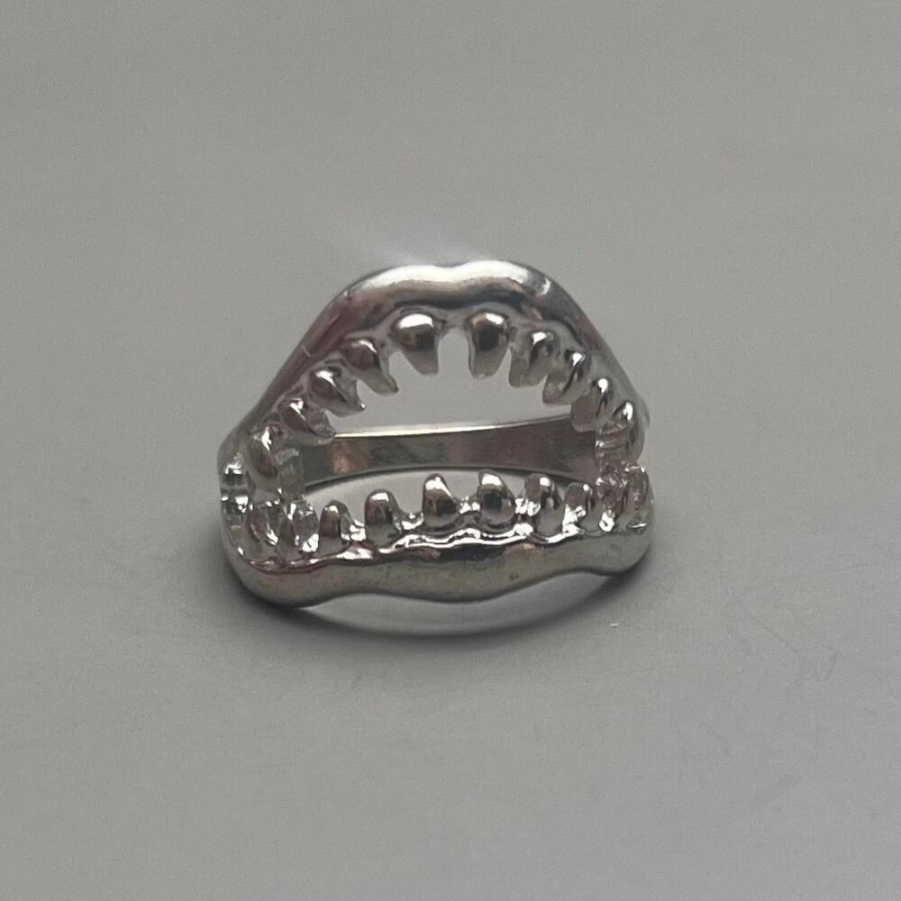 y2k vintage silver shark teeth ring